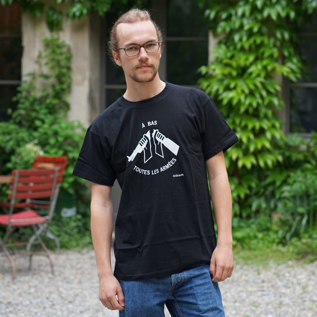 T-Shirt "À bas tous les armées"