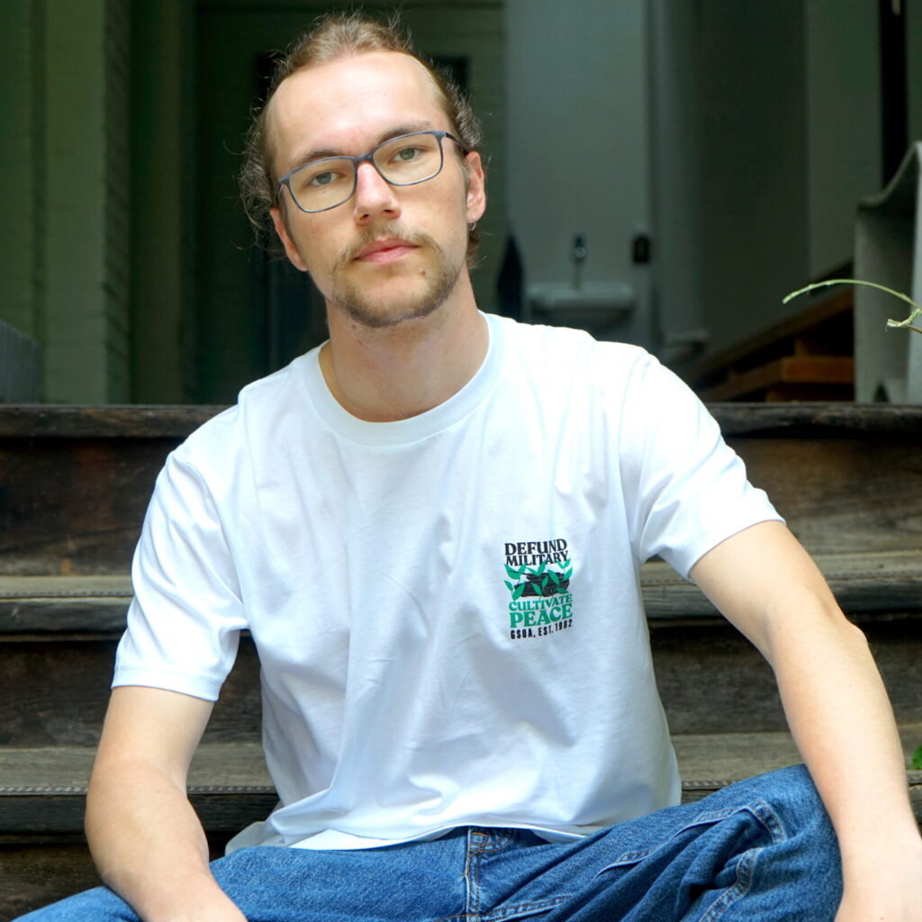 T-Shirt "Defund Military. Cultivate Peace" klein