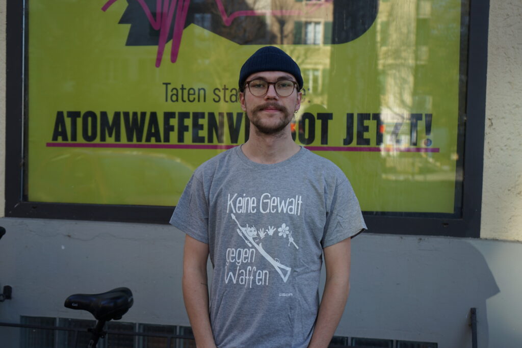 T-Shirt mit Gregor-Cartoon "Keine Gewalt gegen Waffen"